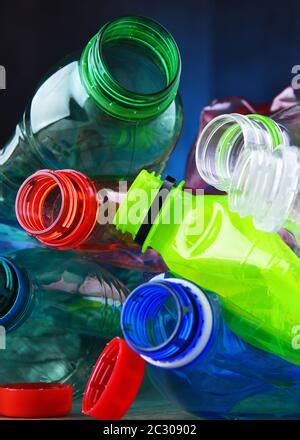 Vider Les Bouteilles De Boisson Gazeuse Color Es D Chets Plastiques