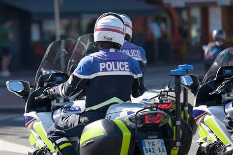 Montpellier Un Chauffard Franchit Un Feu Rouge Et Renverse Un Motard