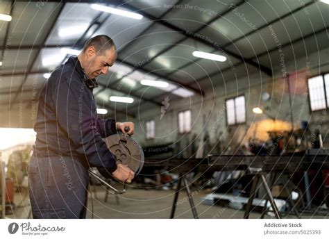 Schweißer in der traditionellen Werkstatt ein lizenzfreies Stock Foto