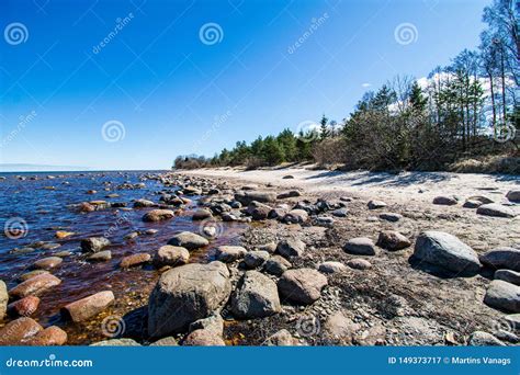 Plage Vide Isol E De Mer Avec Le Sable Blanc Les Grandes Roches Et Les