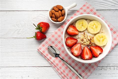 Bouillie De Céréales Avec Des Amandes Et La Banane De Fraises Dans La