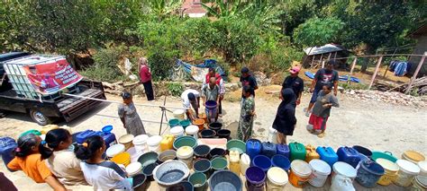 Kemarau Panjang Di Banjarnegara Relawan Ganjar Salurkan Air Bersih Ke