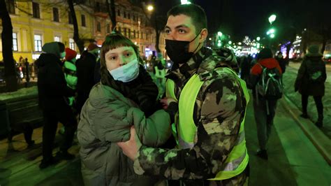 En Rusia Más De 1 700 Manifestantes Detenidos En Protestas Contra La