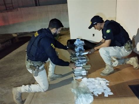 Polícia apreende 53 kg de maconha e 800 papelotes de cocaína em bagagem