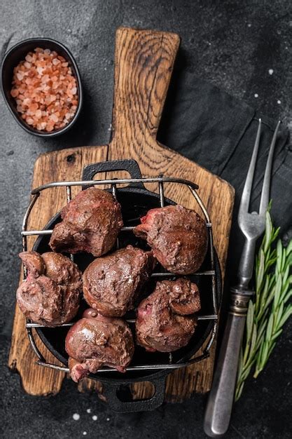 Carne De Miudezas De Vitela Grelhada Na Grelha Fundo Preto Vista