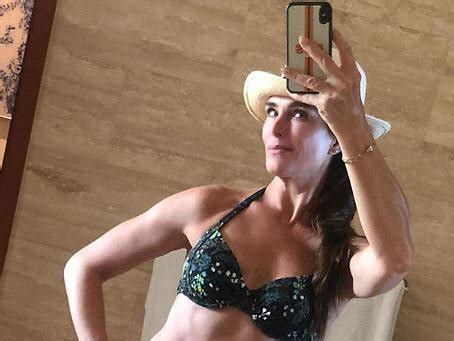 Nach Liz Hurley Nächste Jährige legt mit sexy Bikini Foto nach MOPO