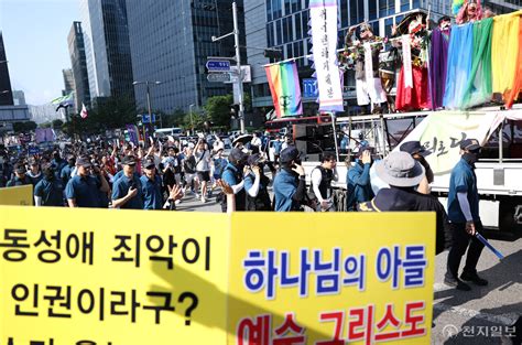 [포토] ‘퀴어축제 행진 Vs ‘동성애 죄악