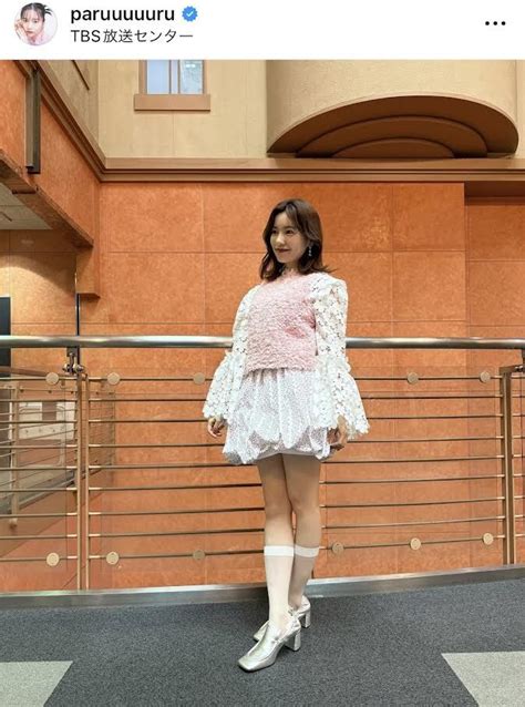 島崎遥香、ミニ丈衣装で美脚あらわ！ピンク＆ホワイトの華やかコーデにファンくぎ付け「めっちゃ可愛い」「綺麗」 スポーツ報知