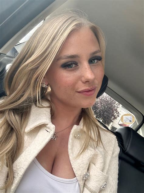 Social media is debating if long hair in guys is professional 17