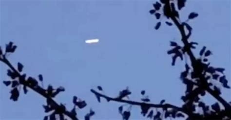 Cigar Shaped Ufo Appears As Plane Flies Over Kansas In Bizarre Footage