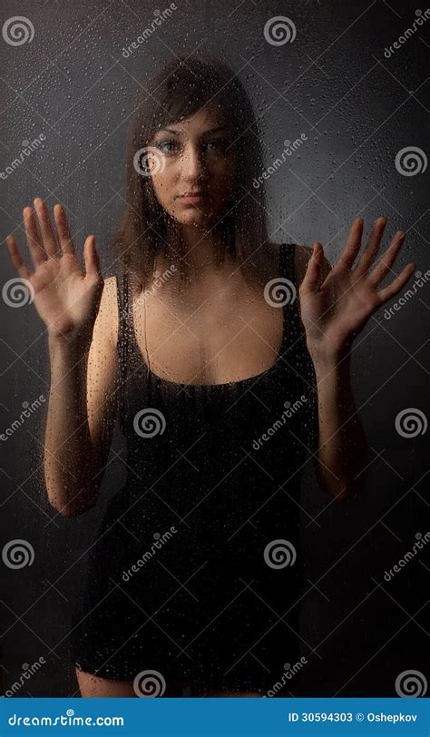 Der Brunette In Einem Wei En Kleid F R Ein Nasses Glas Stockbild Bild Von Zuhause Traurigkeit