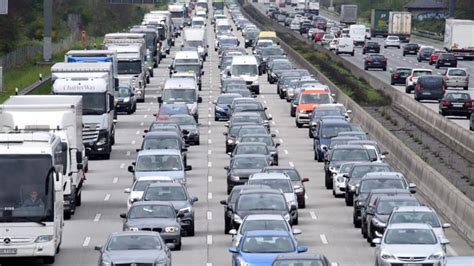 Verkehr Pinkeln Telefonieren Rechts Berholen Was Ist Im Stau Erlaubt