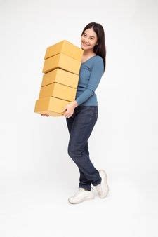 Mano De Mujer Aceptando Una Entrega De Cajas De Repartidor Foto