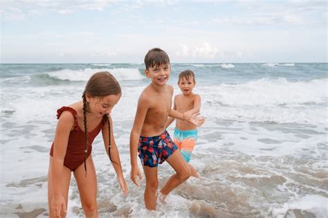 Foto Completa De Crian As Se Divertindo Na Praia Foto Gr Tis