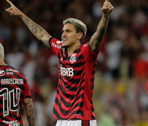 Pedro faz hat trick na vitória do Flamengo