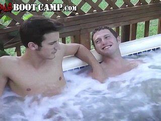 性感的 JJ MCQ 被 KB Cox 通过他的内裤吸吮了他的鸡巴 Pornhub Gay