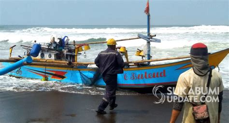 Perahu Nelayan Ujung Genteng Rusak Dihantam Ombak Tinggi Di Pantai