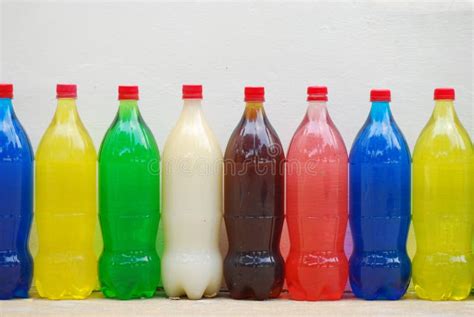 Bouteilles En Plastique Colorées Image stock Image du conteneurs