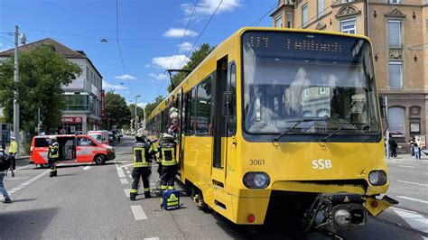 Auto Rammt Stadtbahn Unfall In Stuttgart Fordert Sechs Verletzte