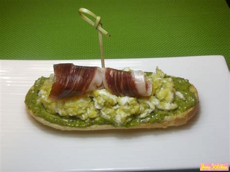 Jana Kitchen Montadito de huevos revueltos jamón ibérico y pesto