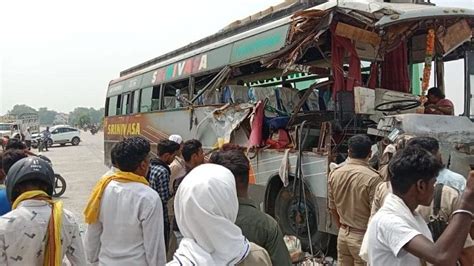 Road Accidentवाराणसी से अयोध्या जा रही आंध्र प्रदेश की टूरिस्ट बस ट्रक से टकराई एक की मौत तीन