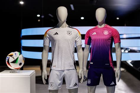 Dfb Trikots F R Heim Em Klassisch Wei Und Knallig Pink