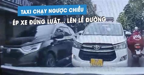 Xe taxi 'cướp đường', ép ô tô đi đúng phải leo lề: Dân mạng phẫn nộ