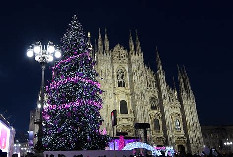 Milano Acceso L Albero In Piazza Duomo Addobbato Con Palle