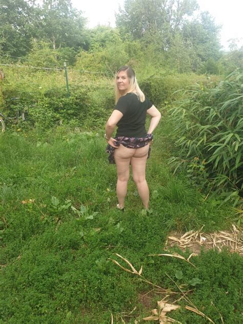 I Move My Ass And Am Completely Naked In The Vineyards Of Cleebourg In