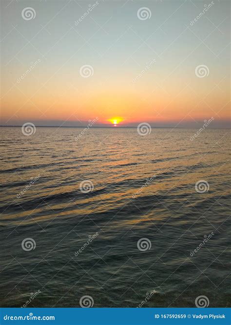 Schöner Sonnenuntergang über Dem Großen See Oder Meer Violette Sonne