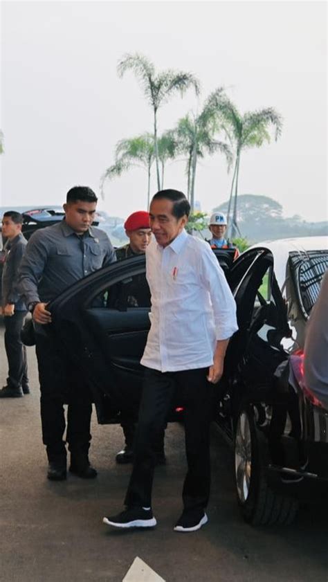 VIDEO Jokowi Bingung Panggung Mendadak Kuning Saat Airlangga Muncul