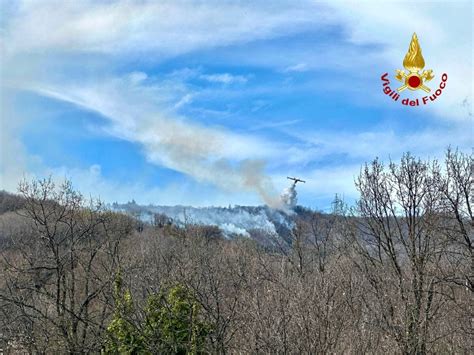 Incendi Sull Etna Roghi Di Vegetazione A Pedara E Zafferana