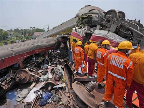 印度總理到火車相撞事故現場視察 承諾嚴懲責任人 RTHK