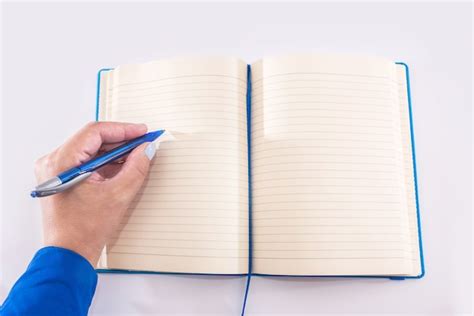 L Piz Azul Para Mujer Escribe En Un Cuaderno Azul En Blanco Aislado