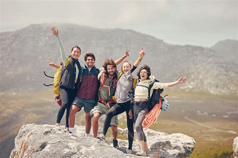 Tujuan Hiking Gunung Dan Potret Teman Untuk Kebugaran Petualangan Atau