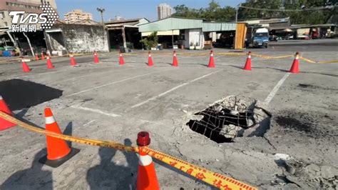 台南停車場驚見天坑！砂石車「歪一邊」險墜地下室 駕駛傻眼│tvbs新聞網