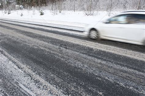 在结冰的道路上高速行驶的白色汽车高清图片下载 正版图片502973696 摄图网