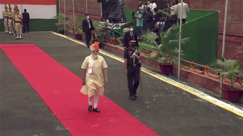 Pm Narendra Modi Inspects The Guard Of Honour At Red Fort On Th