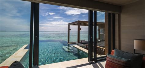 Four Seasons Kuda Huraa Sunrise Water Villa with Pool - Maldives Water ...