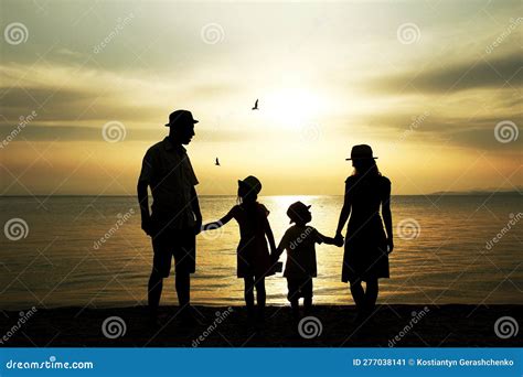 Une Famille Heureuse En Pleine Nature En Bord De Mer Sur Une Silhouette