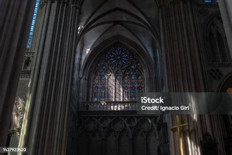 Interior Gereja Katolik Roma Dengan Gaya Gothic Di Katedral Bayeux