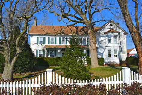 Fence types for your garden: choosing the best one | HireRush