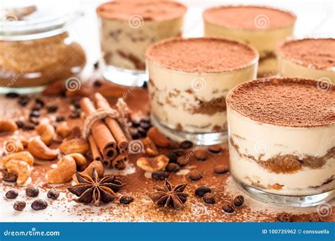 Tiramisu Caseiro Sobremesa Italiana Tradicional No Vidro Na Tabela De