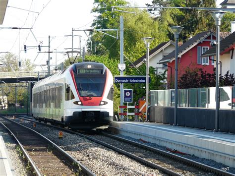 Sbb Triebzug Rabe Bei Der Einfahrt In Den Bahnhof Dornach