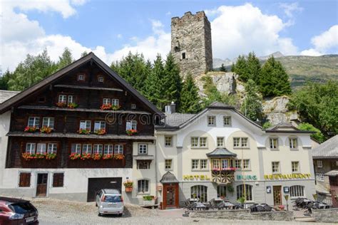 Het Dorp Van Hospental Op De Zwitserse Alpen Redactionele Stock