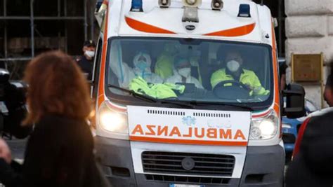 Incendio Nella Zona Industriale Vigili Del Fuoco Tra Fiamme E Macerie