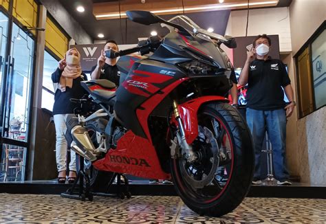 honda  cbrrr tampil lebih keren  miliki performa tinggi