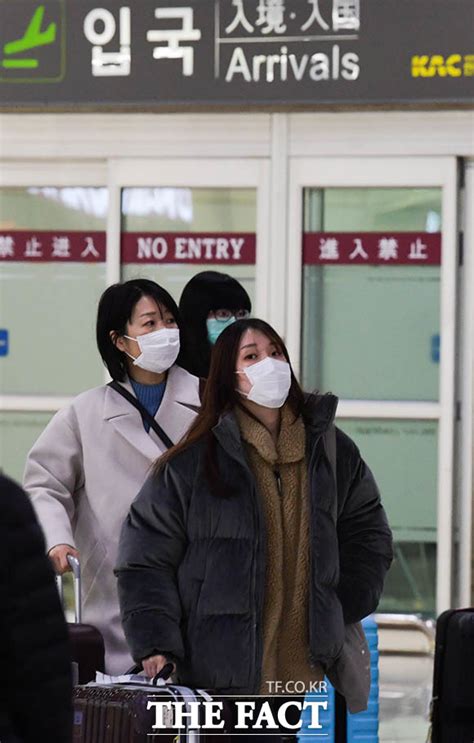 Tf포토 마스크 쓰고 입국하는 관광객들 포토 기사 더팩트