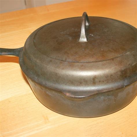 Vintage Griswold Number 8 Cast Iron Skillet and Lid | EBTH