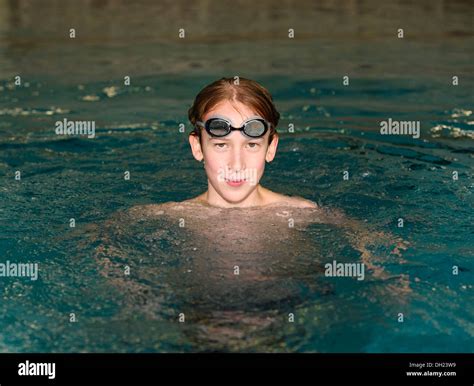 11 jahre alt im schwimmbad Fotos und Bildmaterial in hoher Auflösung